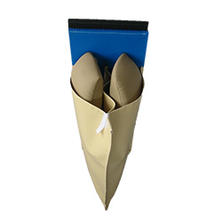 Sonderanfertigung – Tasche mit angenähter Kunststoffplatte und Profil,
oben zum Aufhängen 
